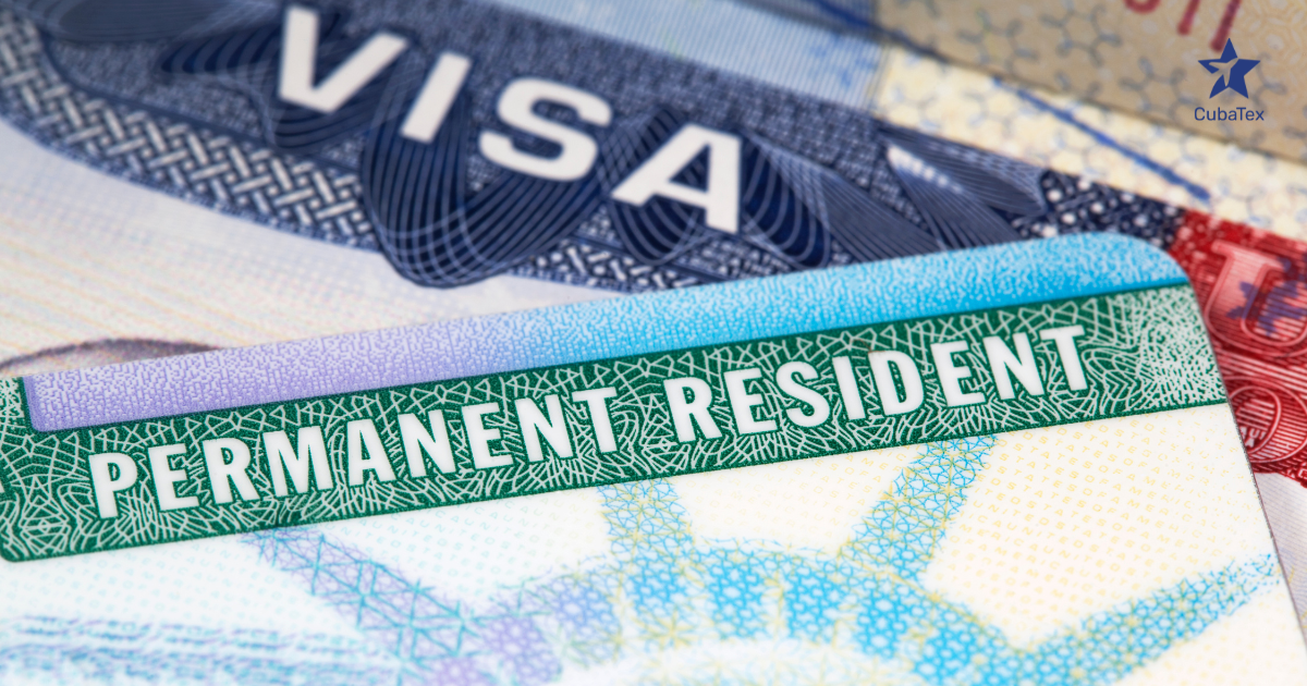 Green card de Estados Unidos, sobrepuesta sobre la tarjeta de visa