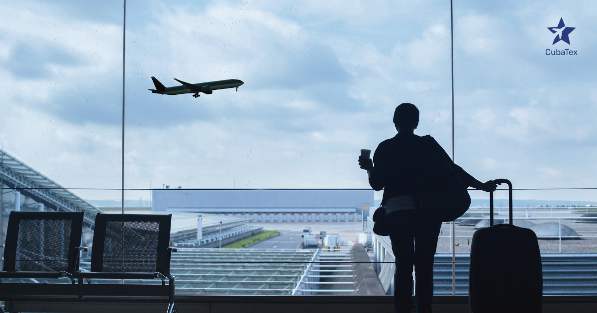 Mujer parada en sala de espera en el aeropuerto